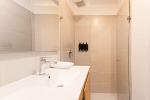 Dusche, Haartrockner, Handtücher