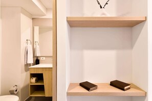 Shower, hair dryer, towels - w* | Perfect Loft in Santa Barbara (Bogotá)