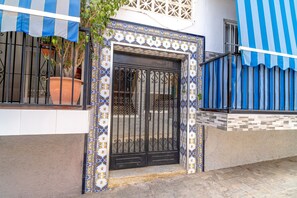 Unclassified image, 4 of 28, button