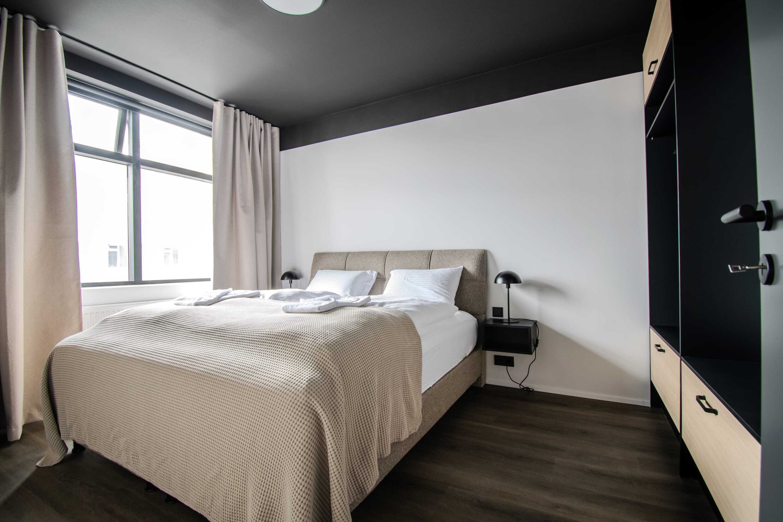 2 bedrooms, desk, iron/ironing board, WiFi