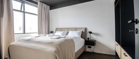 2 bedrooms, desk, iron/ironing board, WiFi