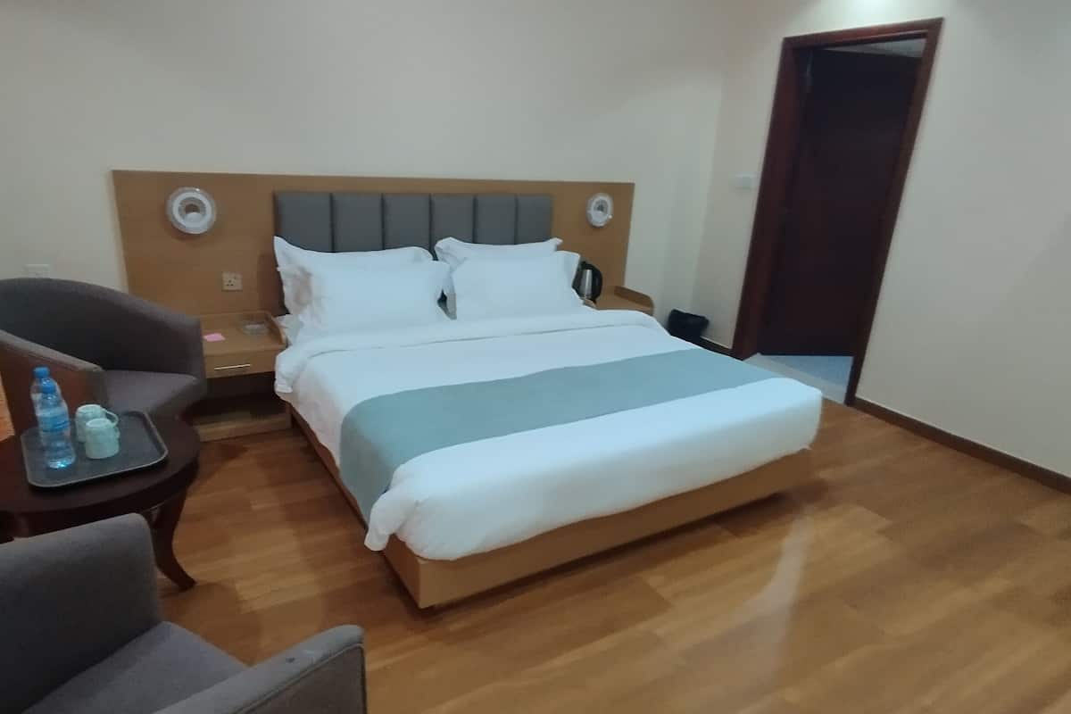1 quarto, escrivaninha, espaço de trabalho para notebook
