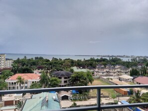 ห้องบิสซิเนสสวีท, 1 ห้องนอน, วิวทะเล | ลานระเบียง/นอกชาน