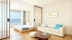 Een moderne hotelkamer met een bed, een bank en een salontafel.