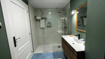 SĂšche-cheveux, serviettes fournies, savon, papier toilette