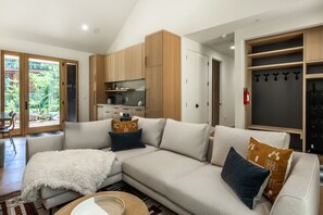Televisión, chimenea, estéreo