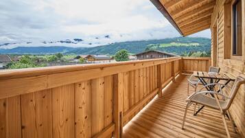 Un balcone in legno con vista su un paesaggio montano.