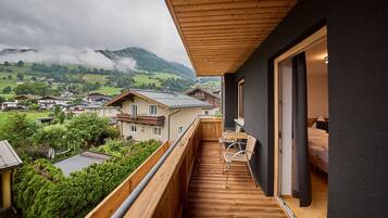 Classic-Dreibettzimmer, Balkon, Bergblick | Balkon