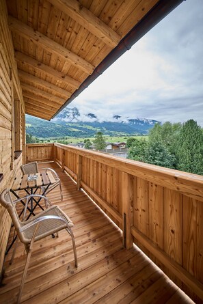 Phòng 3 phong cách cổ điển, ban công, quang cảnh núi | Hiên