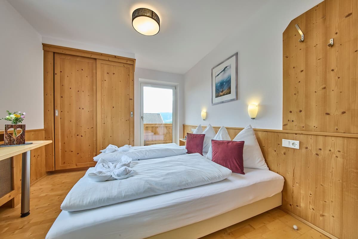 Klassieke tweepersoonskamer, balkon, uitzicht op bergen | Individueel gedecoreerd, individueel gemeubileerd, gratis wifi