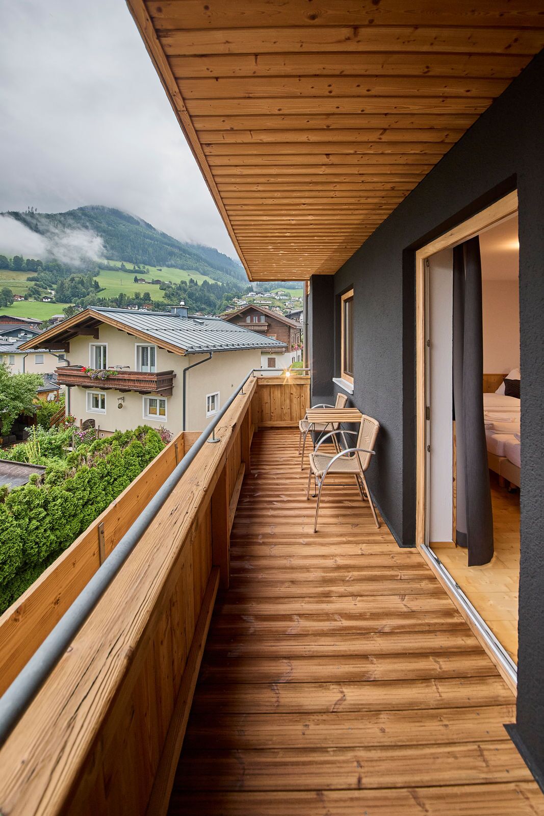 Habitación triple clásica, balcón, vistas a la montaña | Balcón