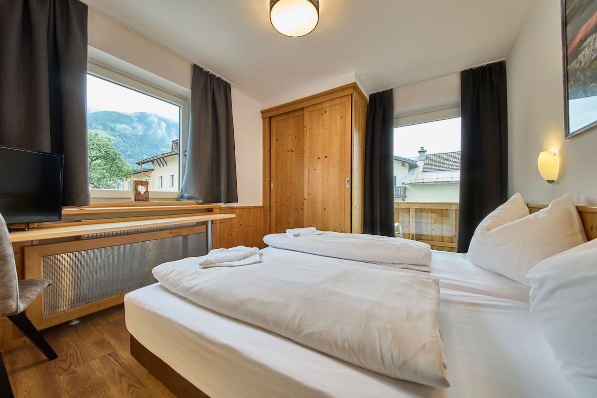 Klassieke vierpersoonskamer, balkon, uitzicht op bergen | Individueel gedecoreerd, individueel gemeubileerd, gratis wifi