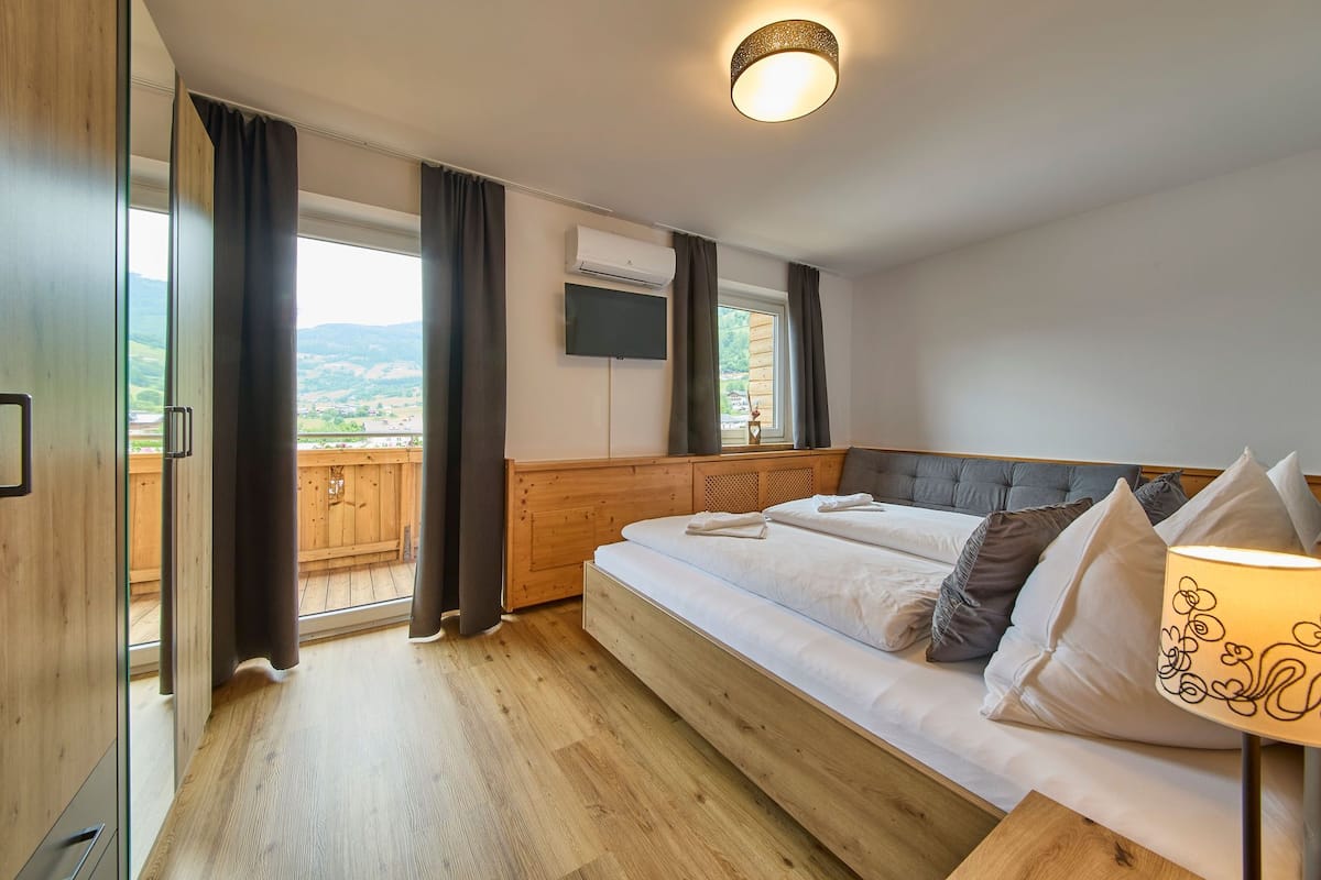 Comfort driepersoonskamer, 1 slaapkamer, airconditioning, uitzicht op bergen | Individueel gedecoreerd, individueel gemeubileerd, gratis wifi