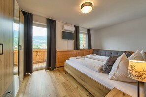 Comfort-Dreibettzimmer, 1 Schlafzimmer, Klimaanlage, Bergblick | 1 Schlafzimmer, individuell dekoriert, individuell eingerichtet