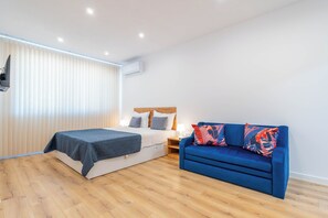 8 chambres, fer et planche à repasser, Wi-Fi, draps fournis