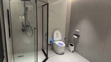 Shower, shower pijat air, dan perlengkapan mandi gratis