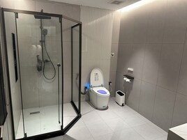 Ducha, cabezal de ducha con hidromasaje, artículos de tocador gratuitos