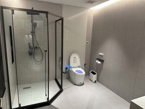 Svit Superior - privat badrum - hörn | Badrum | Dusch, duschhuvud med massagefunktion och gratis toalettartiklar