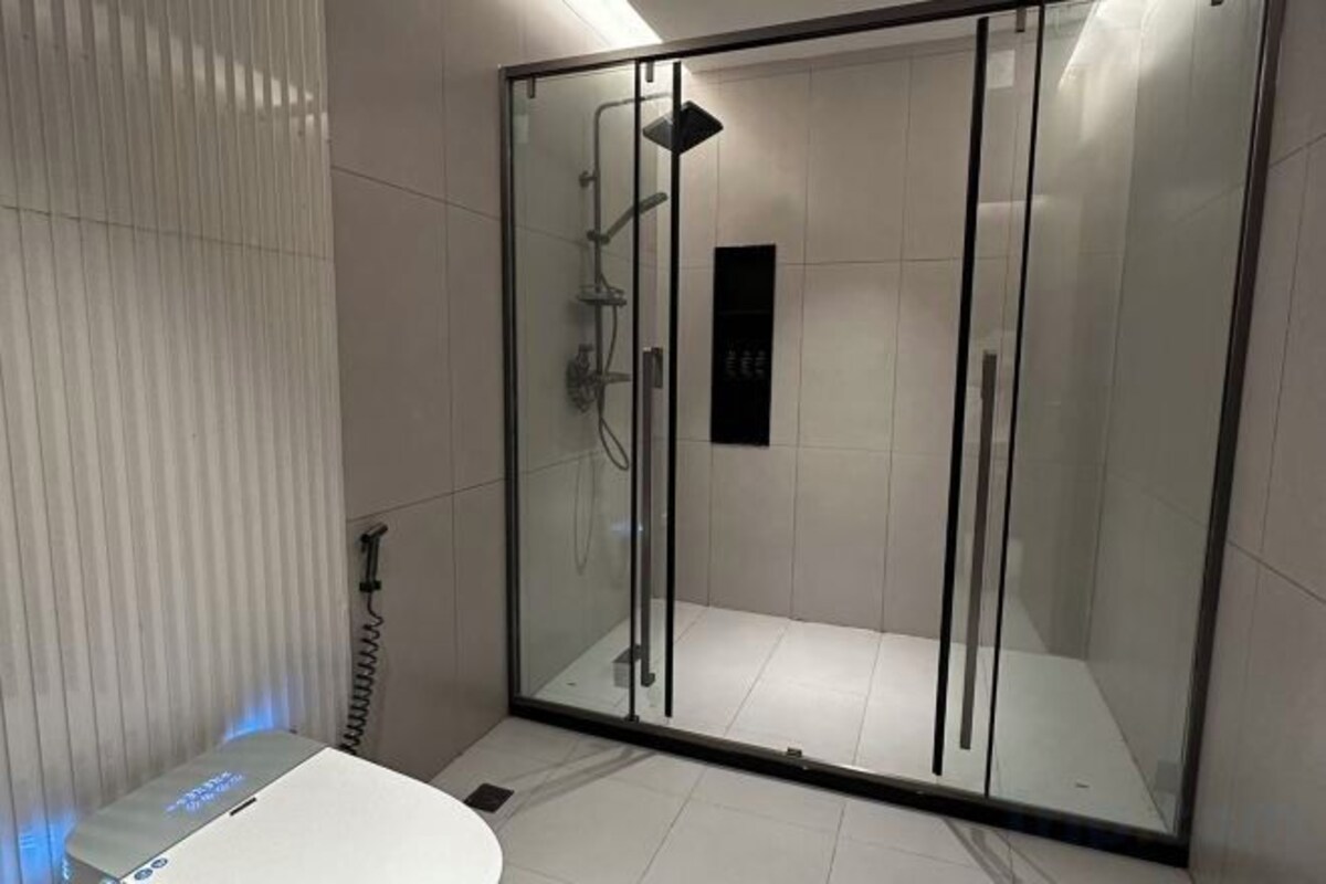 Bathroom | Shower, hydromassage showerhead, free toiletries, hair dryer