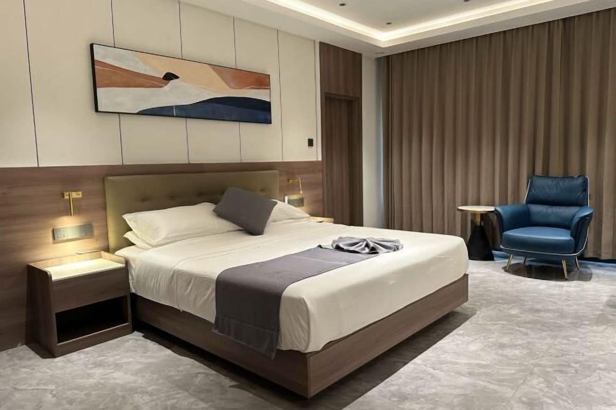 Premium bedding, down comforters, pillowtop beds, minibar