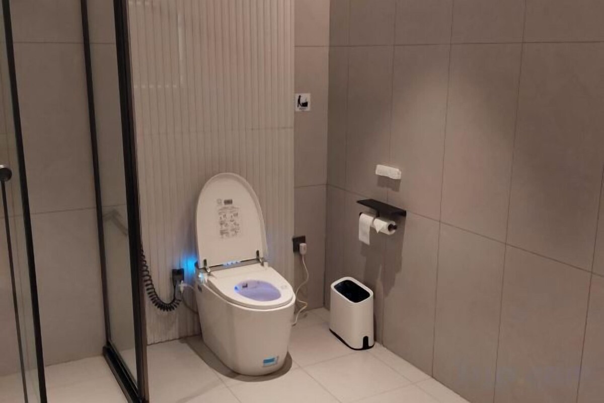 Shower, hydromassage showerhead, free toiletries, hair dryer