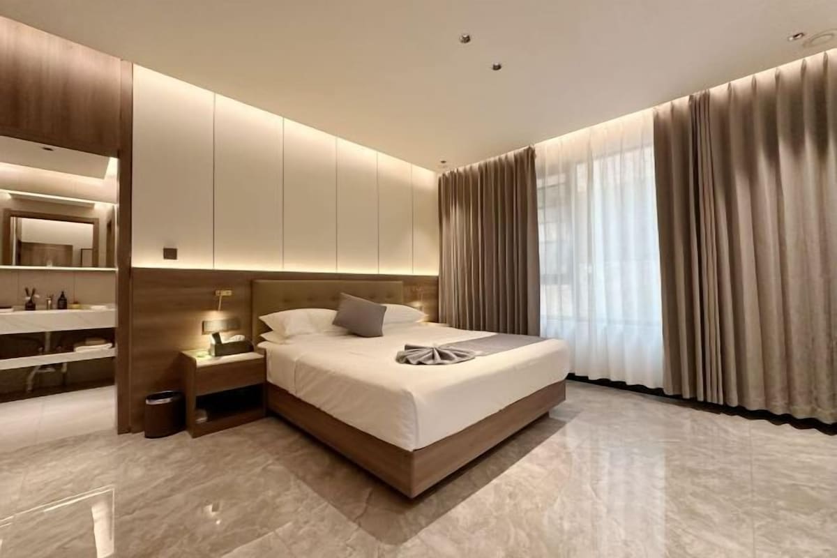 Premium bedding, down comforters, pillowtop beds, minibar