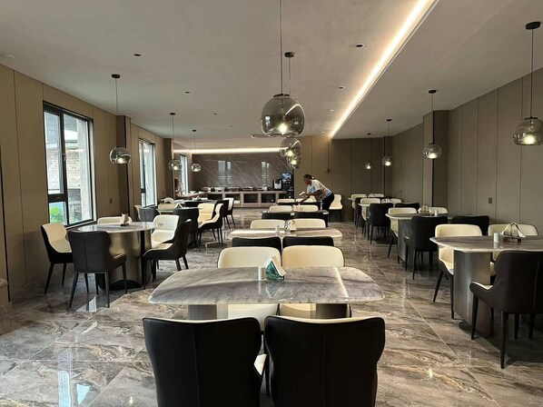 Café da manhã com buffet grátis todos os dias