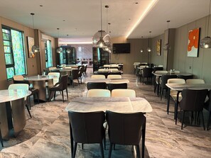 Free daily buffet breakfast  - Eden Hotel  (Kinshasa)