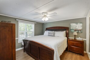 3 slaapkamers, een strijkplank/strijkijzer, gratis wifi, beddengoed