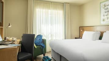 Ropa de cama hipoalergénica y caja de seguridad en la habitación