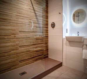 Gratis toiletartikelen, een haardroger, handdoeken, zeep