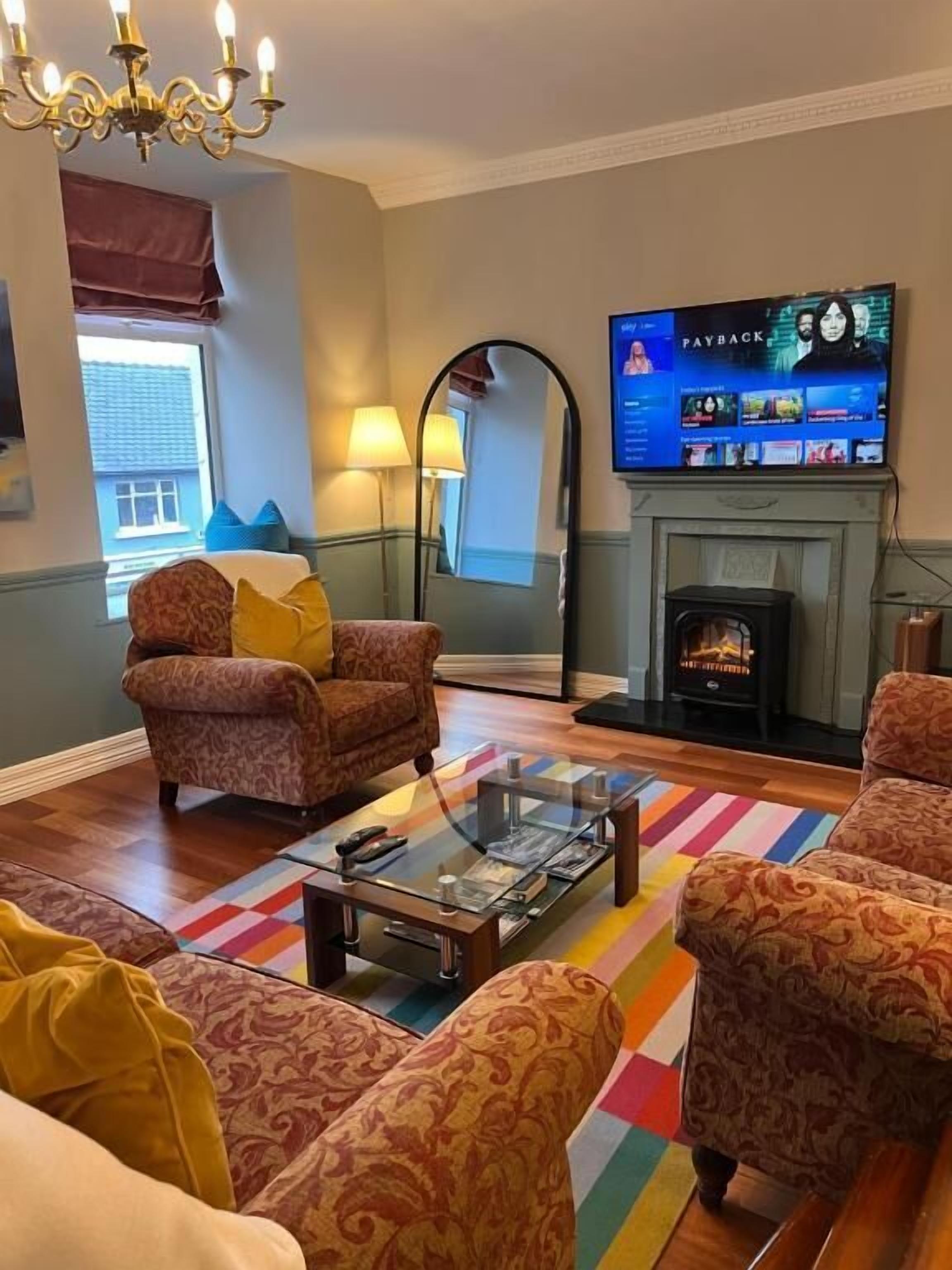 Departamento urbano, 2 habitaciones, para no fumadores, vista a la ciudad | Área de sala de estar | Smart TV y servicios de streaming 