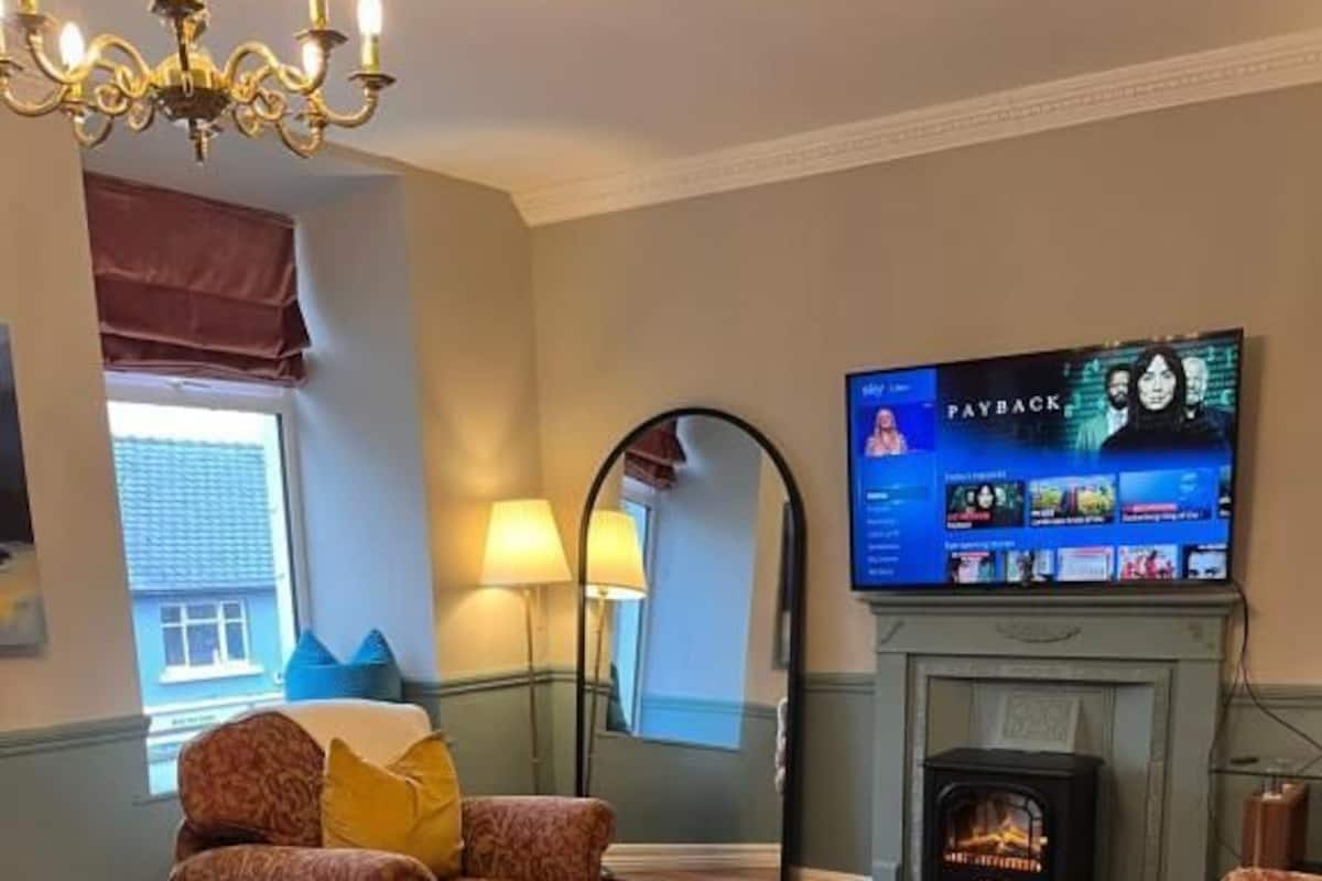 Departamento urbano, 2 habitaciones, para no fumadores, vista a la ciudad | Área de sala de estar | Smart TV y servicios de streaming