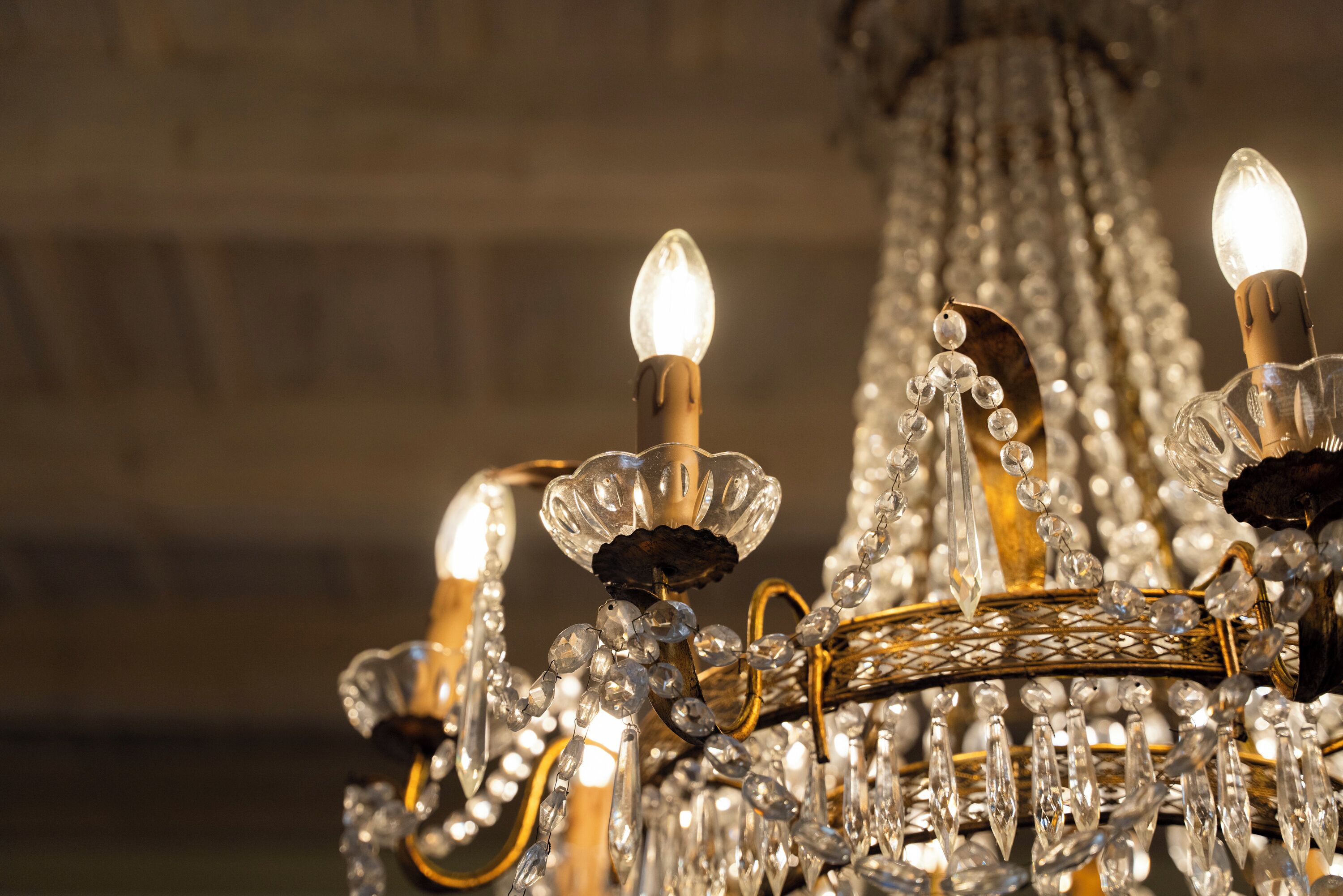 Un lustre orné de plusieurs ampoules et de décorations en cristal.