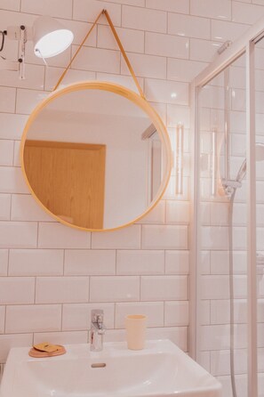 Miljøvennlige toalettsaker, hårføner, håndklær og såpe