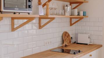 Réfrigérateur, four, plaque de cuisson, cafetiÚre/bouilloire