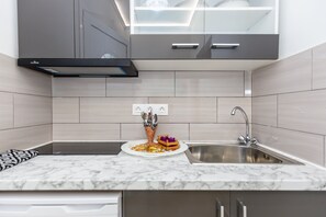 Studiosuite | Eget kjøkken | Mikrobølgeovn, kokeplater, kaffetrakter/tekoker og vannkoker