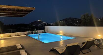 Serenity Bay, Cycladic Villa with Pool and magnificent view near the beach.
