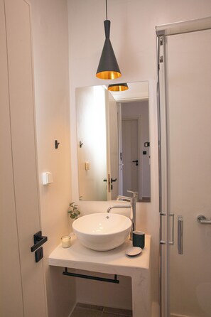 Douche, articles de toilette écologiques, sÚche-cheveux, bidet