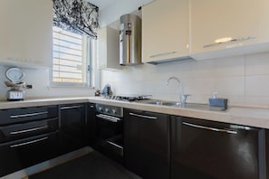 Apartment | Eigene Küche | Kühlschrank, Ofen, Herdplatte, Geschirrspüler