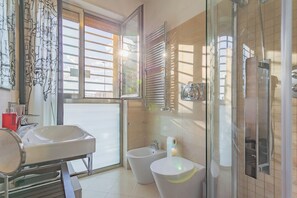 Apartment | Bathroom | Shower, hair dryer, bidet, towels - Ivy House by Wonderful Italy (Bari)