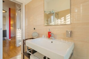 Apartment | Bathroom | Shower, hair dryer, bidet, towels