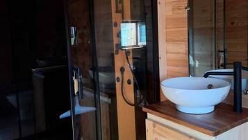 Regadera, jabón, papel de baño
