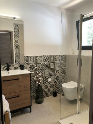 Shower, hair dryer, toilet paper