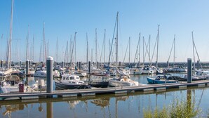 A marina with numerous boats docked at the pier. - Luxury Dune Villa on a Holiday Park (Cadzand-Bad)