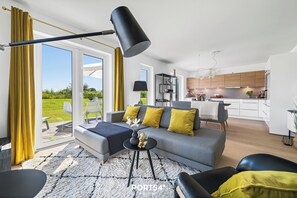 Televisión, chimenea, libros y estéreo 