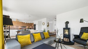 Una televisión, una chimenea, libros, un reproductor estéreo