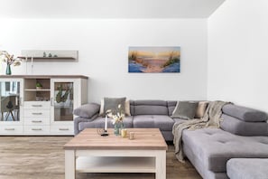 TV - "Discover the Charm of Ferienhaus Treibholz – Your Perfect Getaway!" (Fehmarn)