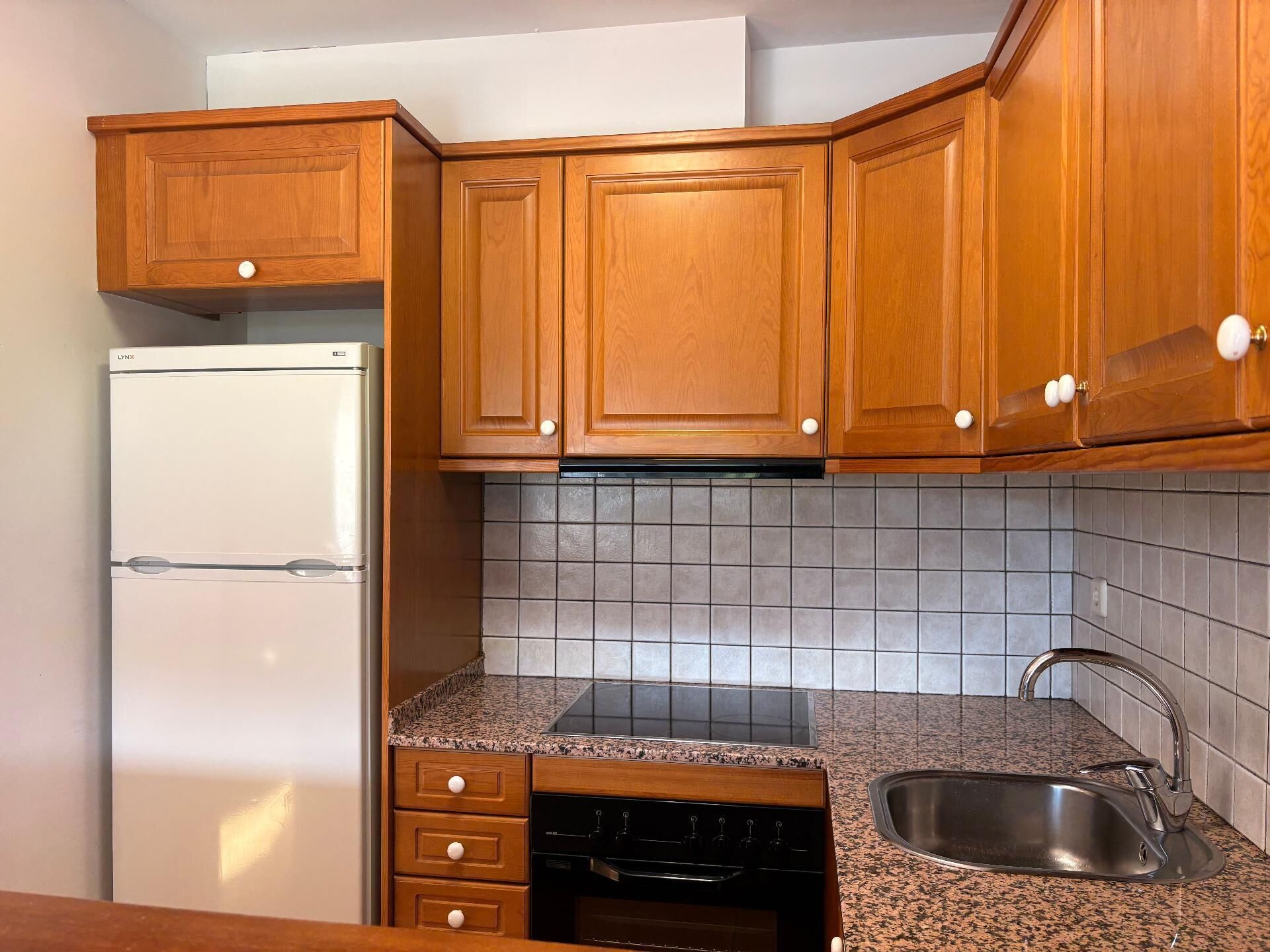 Kjøleskap, mikrobølgeovn, ovn og oppvaskmaskin