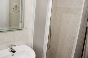 Shower, hair dryer, towels, toilet paper - M & M Neptuno Torrecilla Beach. With Pool (Nerja)